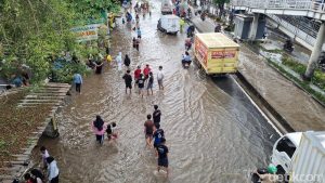 Banjir Jalan Daan Mogot Jadi Wahana Dadakan Warga Asyik Bermain Air