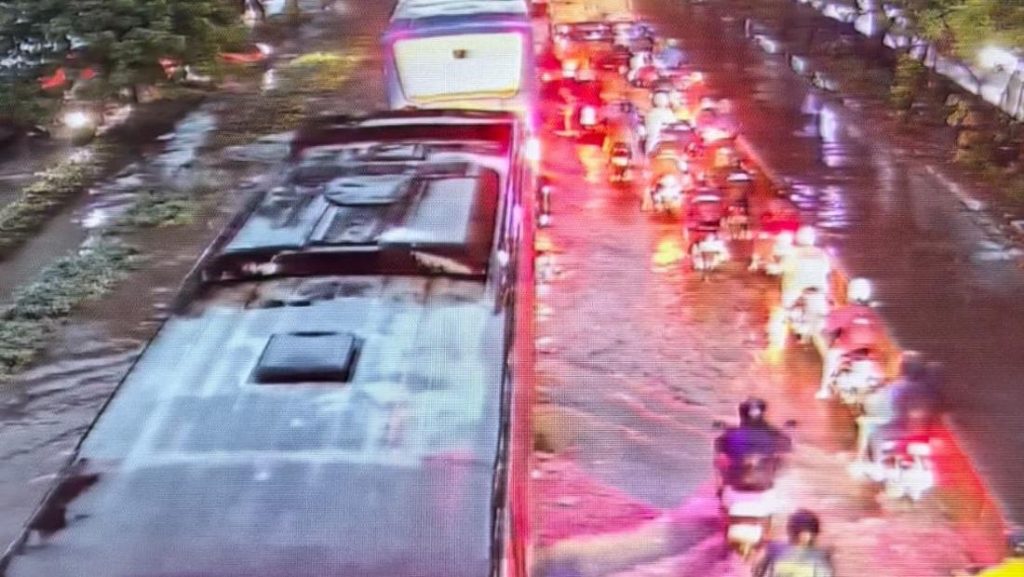 Banjir Rendam Jl Daan Mogot Di Pandjaitan Usai Jakarta Diguyur Hujan