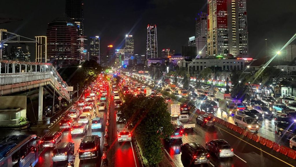 Hujan Deras Picu Macet Parah Tol Dalkot Dan Gatsu Jakarta Saat Pulang Kerja