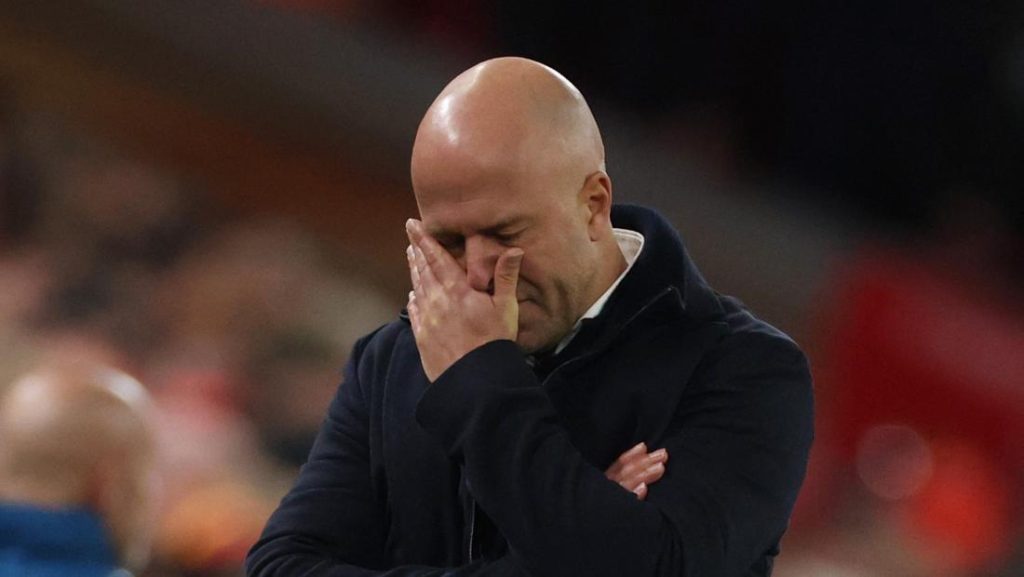 Jamie Carragher Bela Arne Slot Hormati Dia Jangan Berlebihan