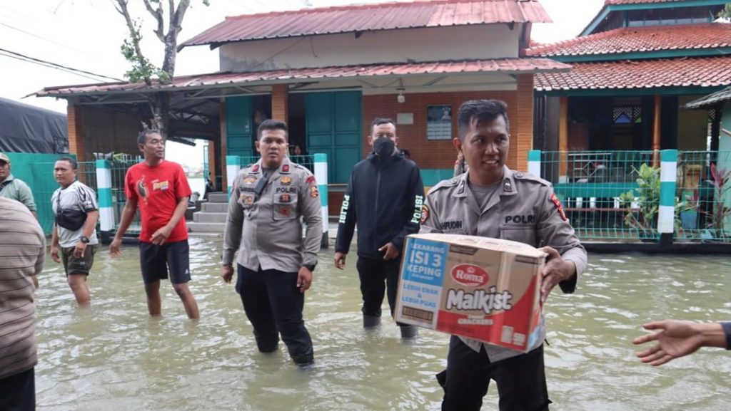Kapolda Metro Jaya Salurkan Bantuan Dan Layanan Ke Korban Banjir Bekasi
