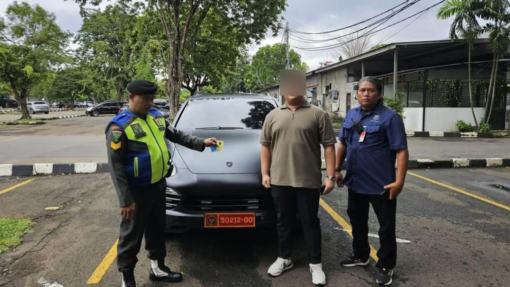 Pelat Dinas Palsu Kemhan Di Porsche Cayenne Terungkap Pengemudi Diperiksa Polisi