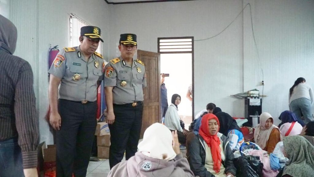 Siswa Sespimti Polri Salurkan Bantuan Ke Korban Longsor Cisarua Bandung Barat