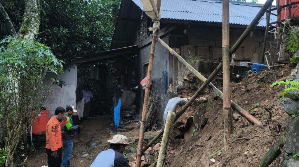 Tanah Bergerak Di Babakan Madang Bogor 11 Rumah Warga Rusak Ringan