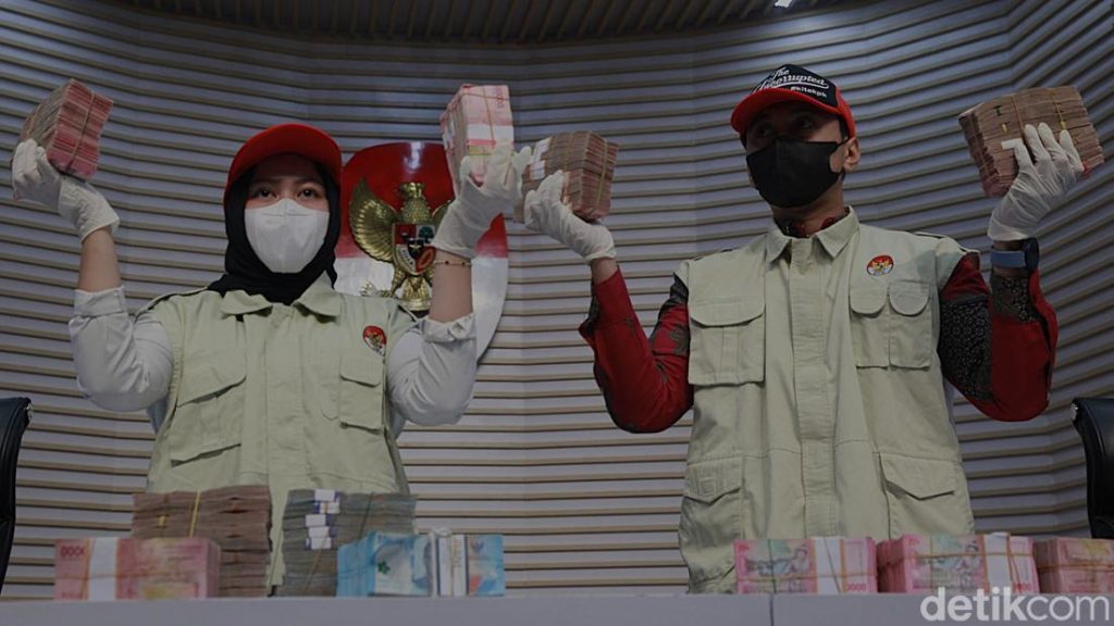 Kpk Pamerkan Uang Suap Rp 1 Miliar Kepala Kpp Banjarmasin