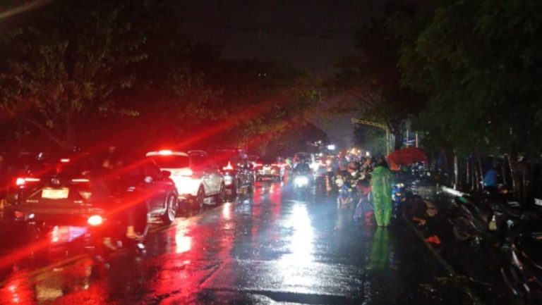 Banjir Rendam Jalur Pantura Pasuruan Malam Ini Lalin Lumpuh