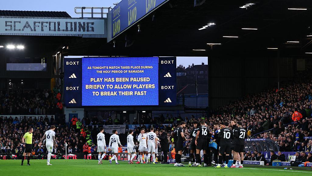 Leeds Kecewa Berat Suporternya Soraki Pemain City Buka Puasa