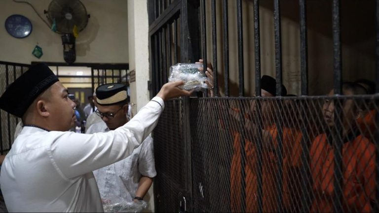 Tahanan Polres Serang Terharu Bisa Makan Opor Rendang Saat Lebaran