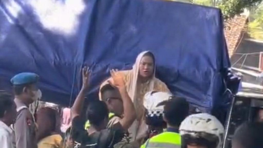 Viral Wisatawan Ngamuk Coba Terobos Jalan Ditutup Di Anyer Polda Banten Bereaksi