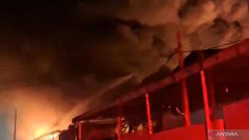 Kebakaran Hebat Di Pergudangan Miami Jakbar 4 Gudang Paket Ludes Terbakar