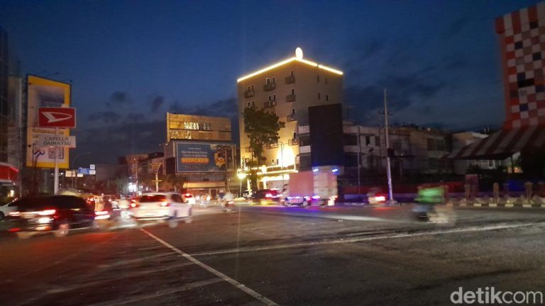 Listrik Padam Total Di Medan Warga Risma Keliling Cari Wifi Hubungi Keluarga