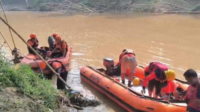 Sar Cari Balita 5 Tahun Hilang Terseret Arus Sungai Cisimeut Lebak