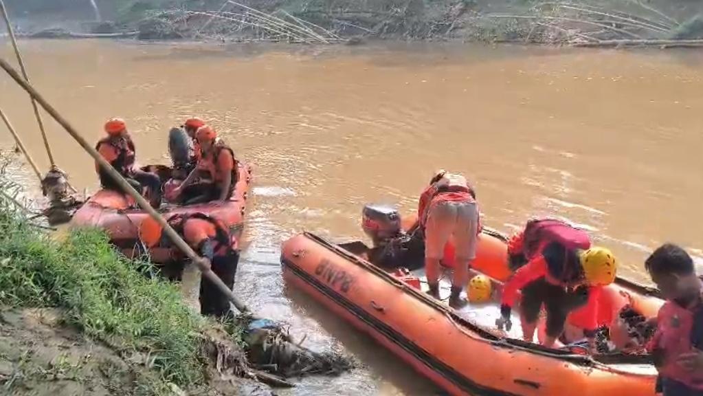 Sar Cari Balita 5 Tahun Hilang Terseret Arus Sungai Cisimeut Lebak