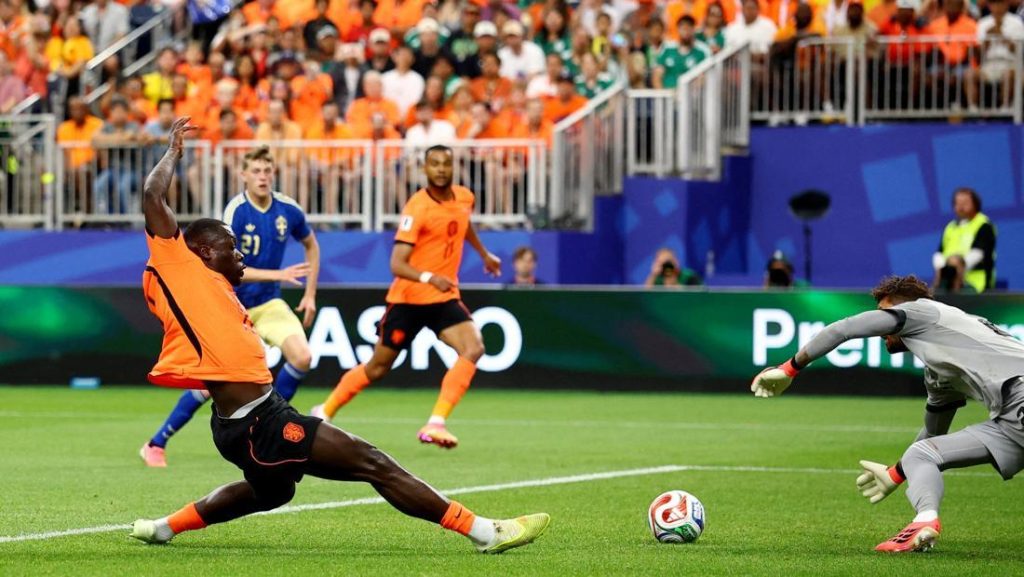 Belanda Ungguli Swedia 2 0 Di Babak I