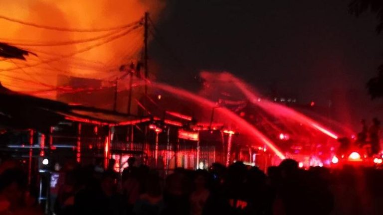 Kebakaran Hebat Di Kemayoran 6 Warga Sesak Napas Dievakuasi