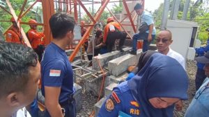 Nekat Pria Lampung Panjat Tower 52 Meter Luluh Dibujuk Istri Pakai Ht